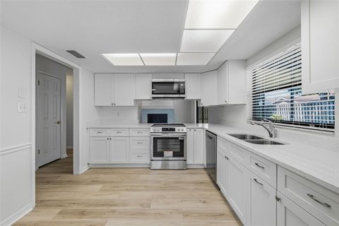 Villa ou maison à louer à Tampa, Floride: 4 chambres, 179.21 m2 № 2167748 - photo 3