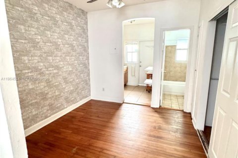 Condo in Miami Beach, Florida  № 2026026 - photo 2