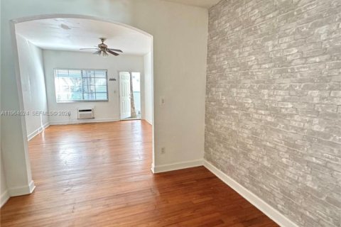 Condo in Miami Beach, Florida  № 2026026 - photo 6