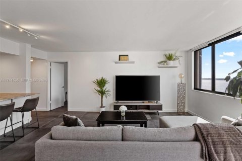 Condominio en venta en Miami, Florida, 2 dormitorios, 95.69 m2 № 2076932 - foto 4