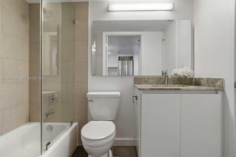 Condominio en venta en Miami, Florida, 2 dormitorios, 95.69 m2 № 2076932 - foto 24