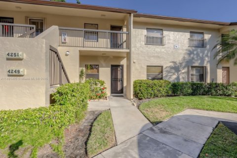 Copropriété à vendre à Coconut Creek, Floride: 2 chambres, 100.24 m2 № 1943813 - photo 1