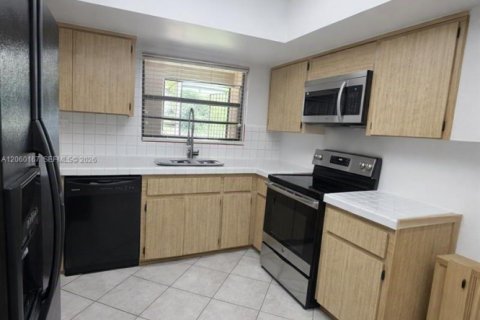 Villa ou maison à louer à Miami, Floride: 3 chambres, 129.69 m2 № 2274151 - photo 12