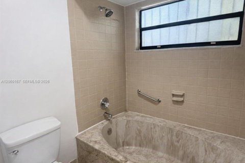 Villa ou maison à louer à Miami, Floride: 3 chambres, 129.69 m2 № 2274151 - photo 18