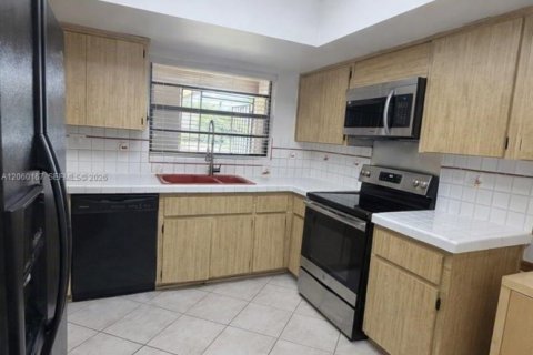 Villa ou maison à louer à Miami, Floride: 3 chambres, 129.69 m2 № 2274151 - photo 13