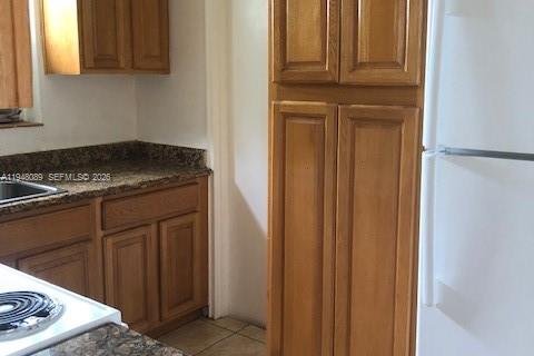 Снять в аренду квартиру в Корал-Гейблс, Флорида 2 спальни, 1397.25м2, № 2004989 - фото 2