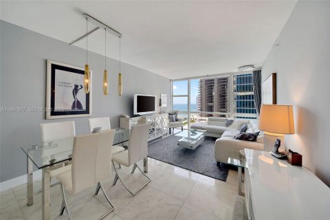 Copropriété à vendre à Miami Beach, Floride: 2 chambres, 102.47 m2 № 2336458 - photo 12