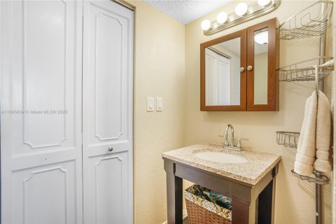 Condominio en venta en Lauderhill, Florida, 2 dormitorios, 106.84 m2 № 1937414 - foto 11