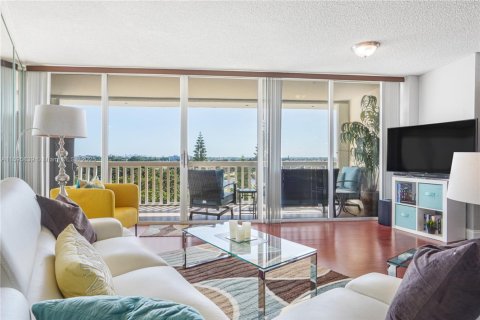 Condo in Lauderhill, Florida, 2 bedrooms  № 1937414 - photo 5