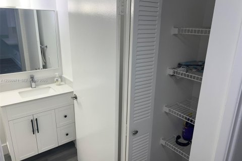 Condo in Miami, Florida, 2 bedrooms  № 2069475 - photo 10