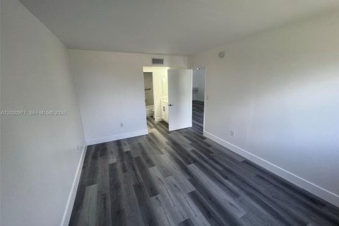 Condo in Miami, Florida, 2 bedrooms  № 2069475 - photo 14