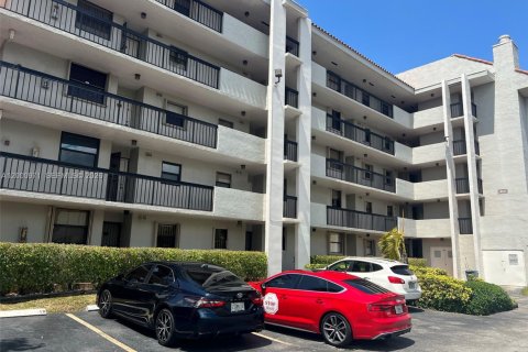 Condo in Miami, Florida, 2 bedrooms  № 2069475 - photo 2