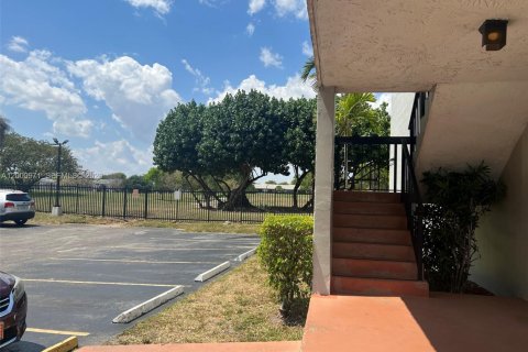 Condo in Miami, Florida, 2 bedrooms  № 2069475 - photo 29