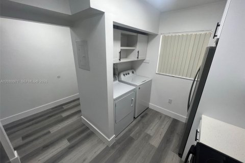 Condo in Miami, Florida, 2 bedrooms  № 2069475 - photo 8