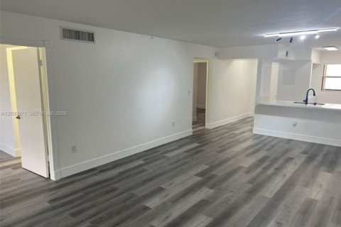 Condo in Miami, Florida, 2 bedrooms  № 2069475 - photo 13