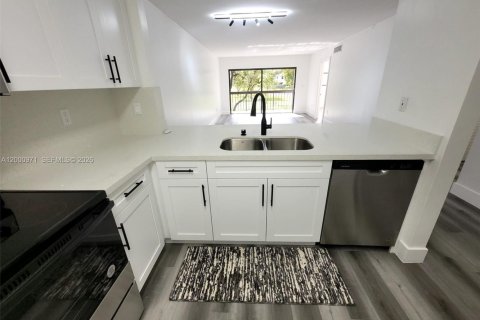 Condo in Miami, Florida, 2 bedrooms  № 2069475 - photo 3