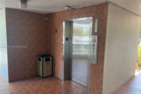 Condo in Miami, Florida, 2 bedrooms  № 2069475 - photo 26