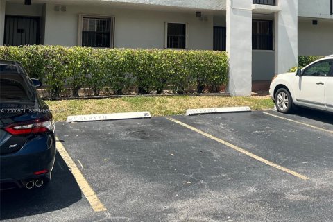 Condo in Miami, Florida, 2 bedrooms  № 2069475 - photo 21