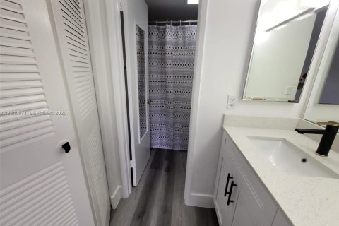 Condo in Miami, Florida, 2 bedrooms  № 2069475 - photo 18