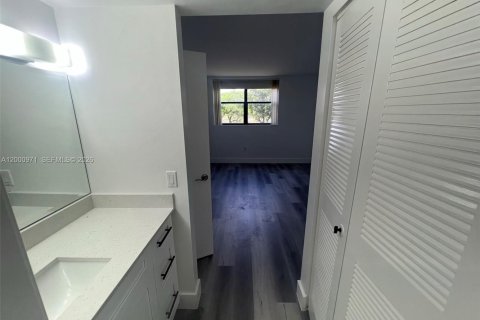 Condo in Miami, Florida, 2 bedrooms  № 2069475 - photo 16