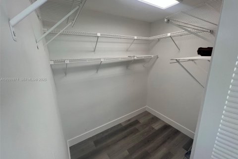 Condo in Miami, Florida, 2 bedrooms  № 2069475 - photo 17