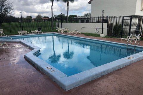 Condo in Miami, Florida, 2 bedrooms  № 2069475 - photo 23