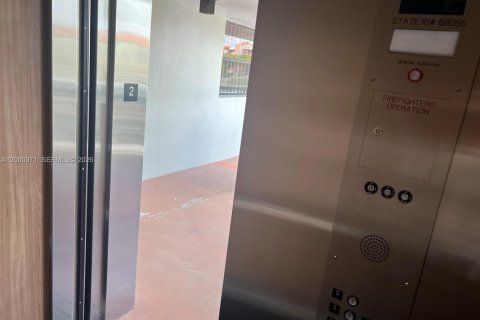 Condo in Miami, Florida, 2 bedrooms  № 2069475 - photo 27