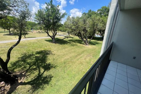 Condo in Miami, Florida, 2 bedrooms  № 2069475 - photo 5