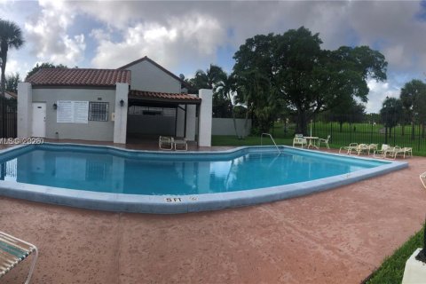 Condo in Miami, Florida, 2 bedrooms  № 2069475 - photo 25