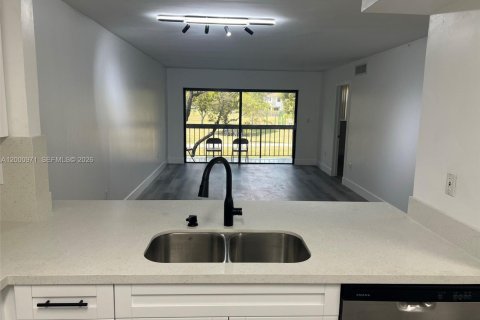 Condo in Miami, Florida, 2 bedrooms  № 2069475 - photo 4