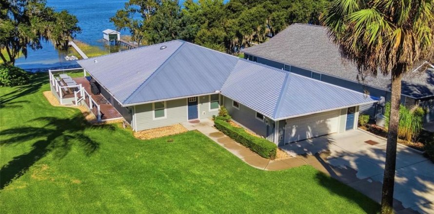 Villa ou maison à Weirsdale, Floride 4 chambres, 240.8 m2 № 2424218