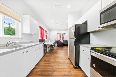 House in Miami, Florida 3 bedrooms, 210.52 sq.m. № 2155130 - photo 4