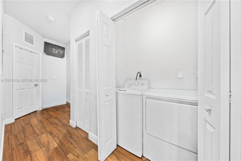 House in Miami, Florida 3 bedrooms, 210.52 sq.m. № 2155130 - photo 5