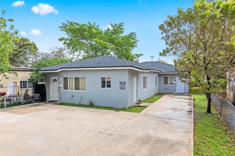 House in Miami, Florida 3 bedrooms, 210.52 sq.m. № 2155130 - photo 2