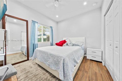 House in Miami, Florida 3 bedrooms, 210.52 sq.m. № 2155130 - photo 9