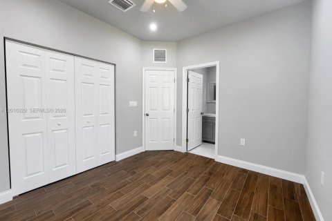 House in Miami, Florida 3 bedrooms, 210.52 sq.m. № 2155130 - photo 7