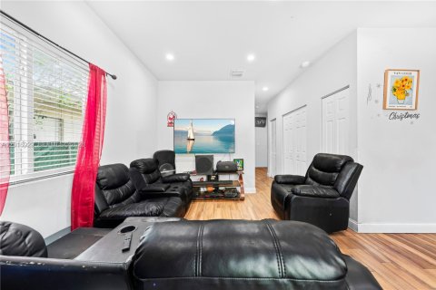 House in Miami, Florida 3 bedrooms, 210.52 sq.m. № 2155130 - photo 10