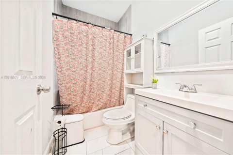 House in Miami, Florida 3 bedrooms, 210.52 sq.m. № 2155130 - photo 6