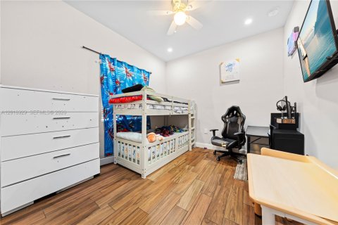 House in Miami, Florida 3 bedrooms, 210.52 sq.m. № 2155130 - photo 8