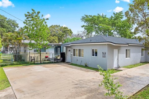 House in Miami, Florida 3 bedrooms, 210.52 sq.m. № 2155130