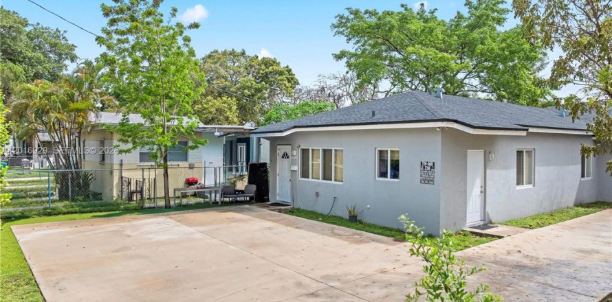 House in Miami, Florida 3 bedrooms, 210.52 sq.m. № 2155130