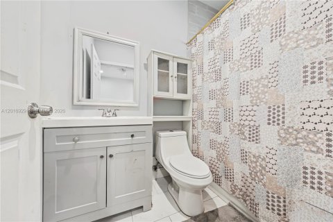 House in Miami, Florida 3 bedrooms, 210.52 sq.m. № 2155130 - photo 11