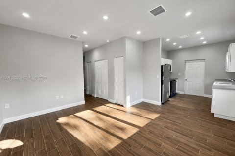 House in Miami, Florida 3 bedrooms, 210.52 sq.m. № 2155130 - photo 3