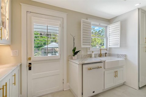 House in Sarasota, Florida 5 bedrooms, 444.26 sq.m. № 2216494 - photo 22