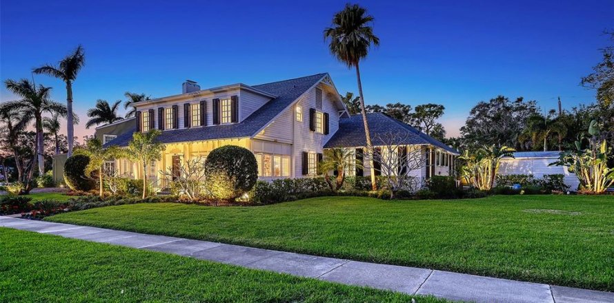 House in Sarasota, Florida 5 bedrooms, 444.26 sq.m. № 2216494