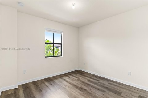Adosado en venta en Hialeah, Florida, 3 dormitorios, 162.67 m2 № 1945317 - foto 26