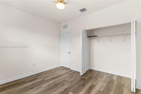 Adosado en venta en Hialeah, Florida, 3 dormitorios, 162.67 m2 № 1945317 - foto 24