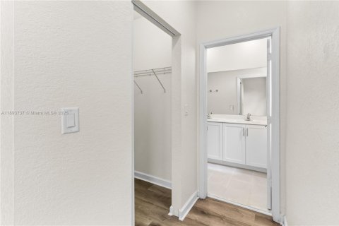 Adosado en venta en Hialeah, Florida, 3 dormitorios, 162.67 m2 № 1945317 - foto 17