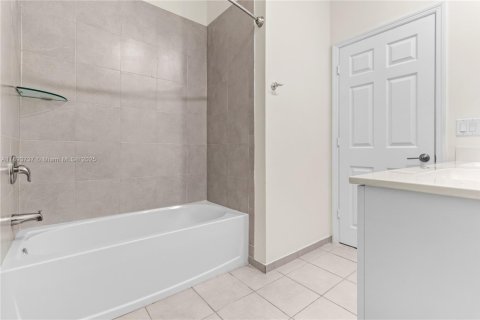 Adosado en venta en Hialeah, Florida, 3 dormitorios, 162.67 m2 № 1945317 - foto 29