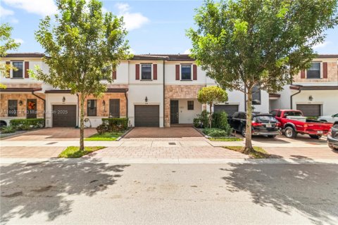 Adosado en venta en Hialeah, Florida, 3 dormitorios, 162.67 m2 № 1945317 - foto 2